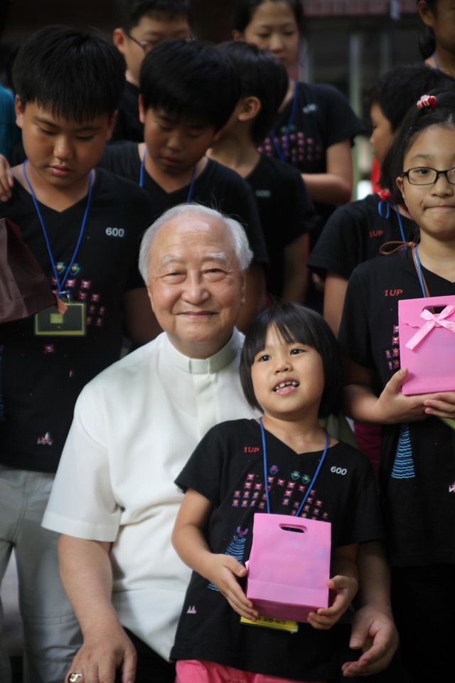 [서울=뉴시스]천주교 서울대교구 정진석 추기경이 27일 오후 10시 15분께 노환으로 서울성모병원에서 선종(善終)했다. 향년 90세. 정 추기경의 빈소는 명동대성당에 마련됐다. 사진은 2010년 8월 23일 정 추기경이 교구청을 방문한 광주대교구 비아 성가 지역아동센터 아이들과 주교관 앞마당에서 기념촬영 한 모습. (사진=천주교 서울대교구 제공) 2021.04.28. photo@newsis.com *재판매 및 DB 금지
