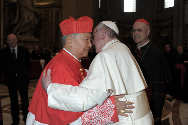 [서울=뉴시스]천주교 서울대교구 정진석 추기경이 27일 오후 10시 15분께 노환으로 서울성모병원에서 선종(善終)했다. 향년 90세. 정 추기경의 빈소는 명동대성당에 마련됐다. 사진은 2013년 3월 19일 정 추기경이 바티칸 성 베드로 대성당에서 프란치스코 교황을 첫 알현한 모습. (사진=L'Osservatore Romano 제공) 2021.04.28. photo@newsis.com *재판매 및 DB 금지