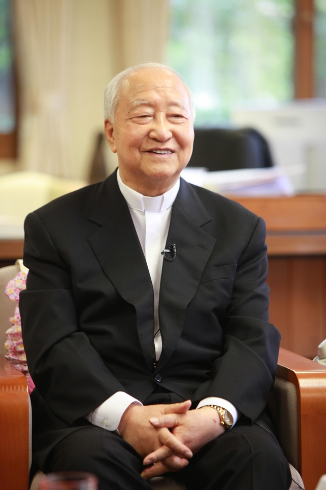 [서울=뉴시스]천주교 서울대교구 정진석 추기경이 27일 오후 10시 15분께 노환으로 서울성모병원에서 선종(善終)했다. 향년 90세. 정 추기경의 빈소는 명동대성당에 마련됐다. 사진은 2012년 5월 31일 명동 서울대교구청 집무실에서 밝게 웃고 있는 정진석 추기경 모습. (사진=천주교 서울대교구 제공) 2021.04.28. photo@newsis.com *재판매 및 DB 금지