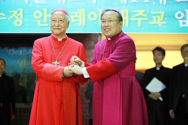 [서울=뉴시스]천주교 서울대교구 정진석 추기경이 27일 오후 10시 15분께 노환으로 서울성모병원에서 선종(善終)했다. 향년 90세. 정 추기경의 빈소는 명동대성당에 마련됐다. 사진은 2012년 5월 10일 천주교 서울대교구청에서 신임 서울대교구장 임명 소식을 전하고 기뻐하는 정진석 추기경과 염수정 주교 모습. (사진=천주교 서울대교구 제공) 2021.04.28. photo@newsis.com *재판매 및 DB 금지