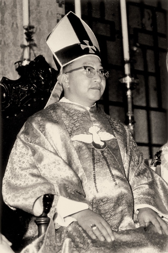 [서울=뉴시스]천주교 서울대교구 정진석 추기경이 27일 오후 10시 15분께 노환으로 서울성모병원에서 선종(善終)했다. 향년 90세. 정 추기경의 빈소는 명동대성당에 마련됐다. 사진은 1970년 10월 3일 청주 내덕동 성당에서 열린 주교 수품 및 제2대 청주교구장 착좌 미사에 참석한 정 추기경 모습. (사진=천주교 서울대교구 제공) 2021.04.28. photo@newsis.com *재판매 및 DB 금지