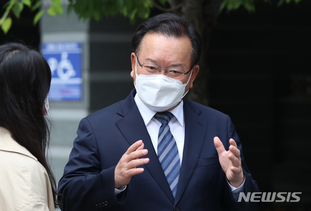 [서울=뉴시스]고승민 기자 = 김부겸 국무총리 후보자가 28일 인사청문회 준비 사무실이 마련된 서울 금융감독원 연수원으로 출근하며 취재진 질문에 답하고 있다. 2021.04.28. kkssmm99@newsis.com