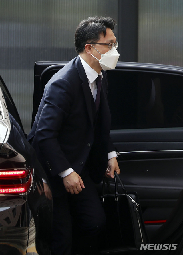 [과천=뉴시스]홍효식 기자 = 김진욱 고위공직자범죄수사처(공수처) 처장이 지난 28일 오전 경기 과천시 정부과천청사 공수처로 출근하고 있다. 2021.04.28. yesphoto@newsis.com