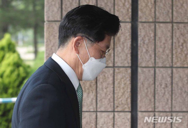 [과천=뉴시스]홍효식 기자 = 노형욱 국토교통부 장관 후보자가 28일 오전 경기 과천시 정부과천청사 서울지방국토관리청에 마련된 청문회 준비 사무실로 출근하고 있다. (공동취재사진) 2021.04.28. photo@newsis.com