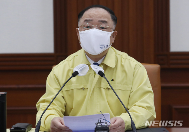 [서울=뉴시스]김명원 기자 = 홍남기 국무총리 직무대행이 28일 오전 서울 종로구 정부서울청사에서 열린 코로나19 중앙재난안전대책본부(중대본) 회의에 참석해 발언하고 있다. (공동취재사진) 2021.04.28. photo@newsis.com