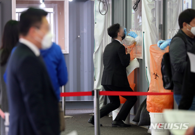 [서울=뉴시스]고승민 기자 = 28일 서울역 앞 중구임시선별검사소를 찾은 시민이 검사를 받고 있다. 2021.04.28. kkssmm99@newsis.com