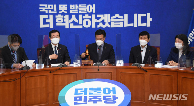 [서울=뉴시스]김진아 기자 = 윤호중 더불어민주당 비상대책위원장이 28일 오전 서울 여의도 국회에서 열린 비상대책위원회의를 주재하고 있다. (공동취재사진) 2021.04.28. photo@newsis.com