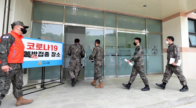 [서울=뉴시스]30세 이상 군 장병을 대상으로 한 코로나19 백신 접종이 시작된 28일 경기도 성남시 국군수도병원에 마련된 예방접종센터에서 육군 수도군단 장병들이 백신을 맞기 위해 이동하고 있다. (사진=국방일보 제공) 2021.04.28. photo@newsis.com *재판매 및 DB 금지