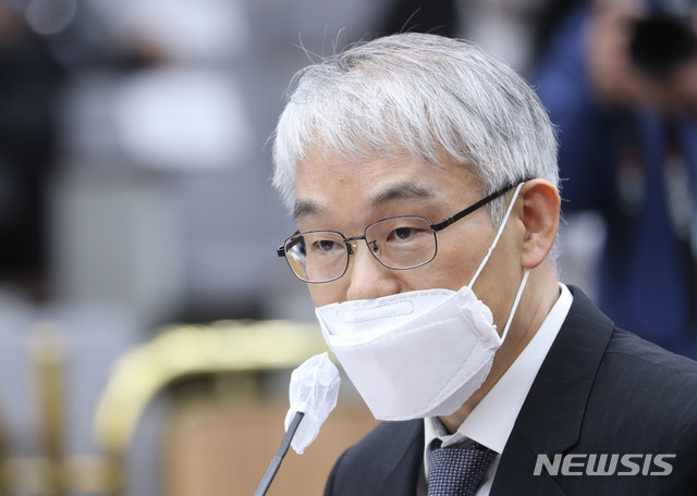 [서울=뉴시스]전진환 기자 = 천대엽 대법관 후보자가 28일 오전 서울 여의도 국회에서 열린 인사청문회에 출석해 의원 질의에 답하고 있다. 2021.04.28. amin2@newsis.com