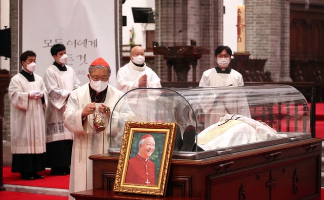 [서울=뉴시스]28일 새벽 서울 명동성당에서 전 천주교 서울대교구장 고(故) 정진석 추기경 선종미사가 진행되고 있다. (사진=천주교 서울대교구 제공) 2021.04.28. photo@newsis.com *재판매 및 DB 금지