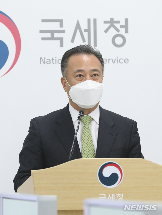 [세종=뉴시스] 강종민 기자 = 박재형 국세청 개인납세국장이 28일 오전 정부세종2청사에서 다음달 31일 까지 종합소득세와 개인지방소득세를 신고, 납부해야 한다고 밝히고 있다. 2021.04.28. ppkjm@newsis.com