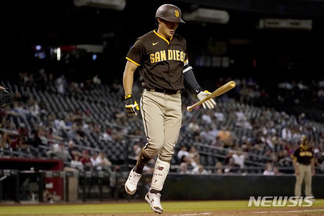 [피닉스=AP/뉴시스]샌디에이고 파드리스 김하성이 27일(현지시간) 미 애리조나주 피닉스의 피닉스 체이스 필드에서 열린 2021 메이저리그 애리조나 다이아몬드백스와의 경기 8회 초 대타로 나와 삼진으로 물러나고 있다. 2021.04.28.