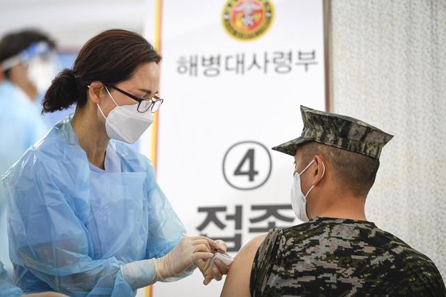 [서울=뉴시스]군 내 30세 이상 장병들을 대상으로 코로나19 예방백신 접종이 시작된 지난 4월28일 해병대사령부 장병이 코로나19 백신을 접종받고 있다. (사진=해병대사령부 제공) 2021.04.28. photo@newsis.com *재판매 및 DB 금지