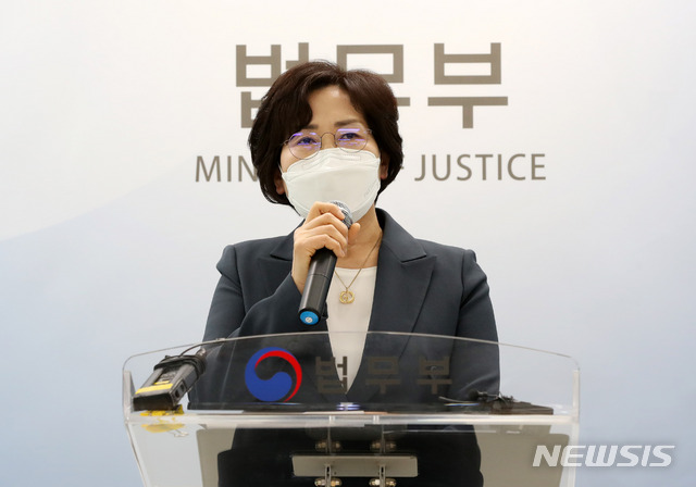 [서울=뉴시스]고범준 기자 = 이영희 법무부 교정본부장이 28일 오후 서울 서초구 서울고등검찰청 의정관에서 교정본부 주요업무 추진 정책 관련 브리핑을 하고 있다. 2021.04.28. bjko@newsis.com