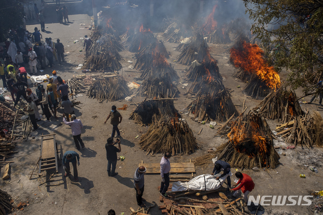 [뉴델리/AP=뉴시스]지난달 24일 코로나19 사망자의 화장터로 개조돼 사용되고 있는 인도 뉴델리의 한 공터 모습. 2021.05.01.