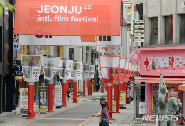 [전주=뉴시스]김얼 기자 = 제22회 전주국제영화제 개막을 하루 앞둔 28일 전북 전주시 전주영화의거리가 조형물과 현수막으로 아름답게 꾸며져 있다. 2021.04.28. pmkeul@newsis.com