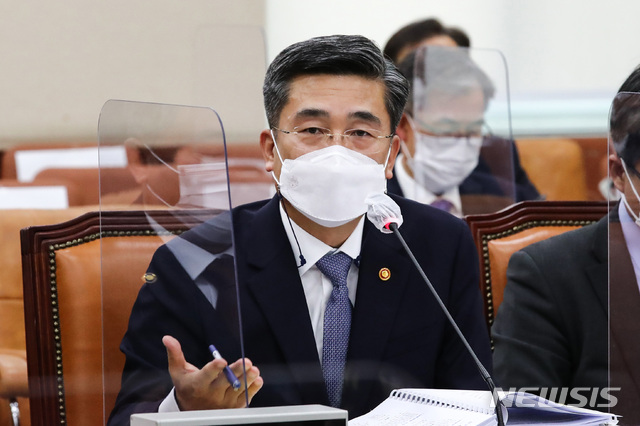 [서울=뉴시스]전진환 기자 = 서욱 국방부 장관이 28일 국회에서 열린 국방위원회 전체회의에 출석해 의원들의 질문에 답변하고 있다.&nbsp; (공동취재사진) 2021.04.28. photo@newsis.com