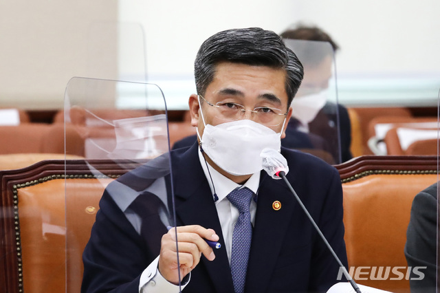 [서울=뉴시스]전진환 기자 = 서욱 국방부 장관이 28일 국회에서 열린 국방위원회 전체회의에 출석해 의원들의 질문에 답변하고 있다. (공동취재사진) 2021.04.28. photo@newsis.com