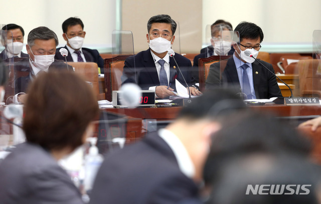 [서울=뉴시스]최동준 기자 = 서욱 국방부 장관이 28일 서울 여의도 국회에서 열린 국방위원회 전체회의에서 질의에 답변하고 있다. (공동취재사진) 2021.04.28. photo@newsis.com