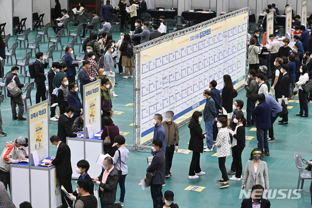 [수원=뉴시스]김종택기자 =구직자들이 취업 게시판을 살펴보고 있다. 2021.04.28. jtk@newsis.com