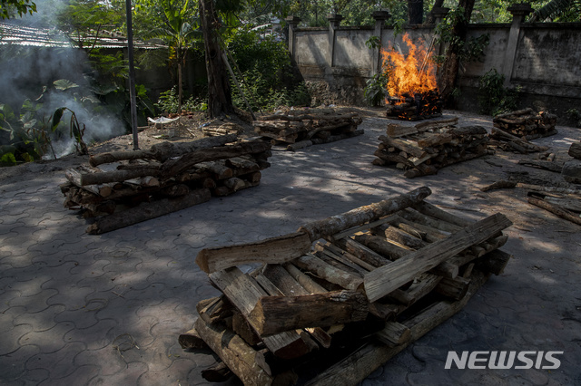 [가우하티=AP/뉴시스]28일(현지시간) 인도 가우하티에서 코로나19로 숨진 사람의 시신이 화장되고 있다. 인도 보건·가족복지부는 이날 오전 기준 코로나19 일일 사망자 수는 3293명으로 집계돼 누적 사망자 수는 20만1187명을 기록했다. 2021.04.28.