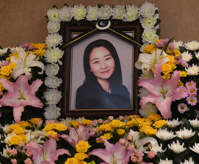 [서울=뉴시스]사진공동취재단 = 배우 천정하가 27일 향년 52세로 세상을 떠났다. 빈소는 서울대병원 장례식장에 차려졌으며 유족으로는 남편과 딸이 있다. 발인은 오는 30일 오전 7시며 장지는 벽제장-일산푸른솔이다. 2021.04.28. photo@newsis.com *재판매 및 DB 금지