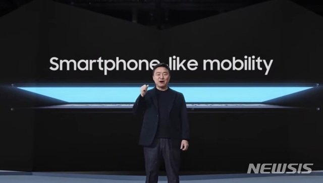 [서울=뉴시스] 삼성전자 무선사업부장 노태문 사장이 28일 온라인에서 열린 '삼성 갤럭시 언팩 2021'에서 노트북 신제품 '갤럭시 북 프로'를 소개하고 있다. (사진=삼성전자 공식 유튜브 캡처)