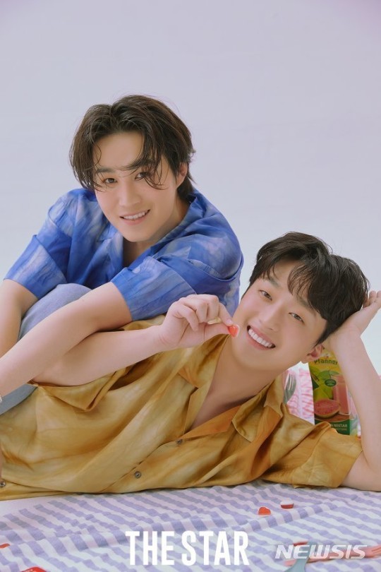 [서울=뉴시스] 김희재X이찬원 화보. 사진 = 더스타 5월호. 2021.4.29. photo@newsis.com