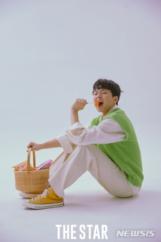 [서울=뉴시스] 김희재X이찬원 화보. 사진 = 더스타 5월호. 2021.4.29. photo@newsis.com