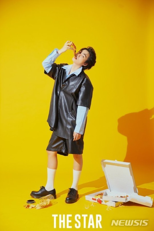 [서울=뉴시스] 김희재X이찬원 화보. 사진 = 더스타 5월호. 2021.4.29. photo@newsis.com