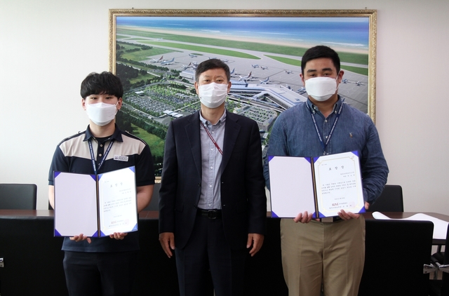 [제주=뉴시스] 왼쪽부터 제주국제공항 보안검색요원 김현규씨, 손종하 제주지역본부장, 보안검색요원 박요한씨 모습. (사진=한국공항공사 제주지역본부 제공) photo@newsis.com *재판매 및 DB 금지