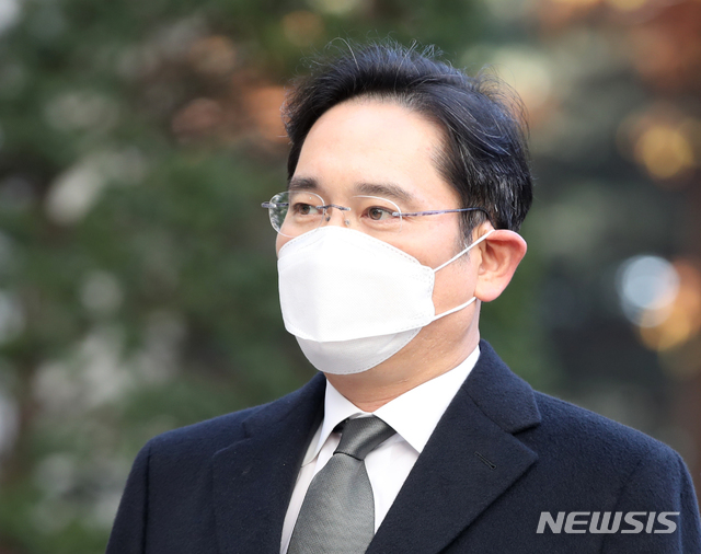 [서울=뉴시스] 조수정 기자 = 이재용 삼성전자 부회장이 지난해 '국정농단' 파기환송심 6차 공판 출석을 위해 서울 서초구 서울고등법원으로 들어서는 모습. 2020.11.23. chocrystal@newsis.com