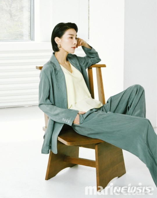 [서울=뉴시스] 김서형 화보. 사진 = 마리끌레르. 2021.4.29. photo@newsis.com