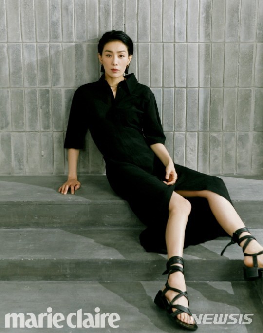 [서울=뉴시스] 김서형 화보. 사진 = 마리끌레르. 2021.4.29. photo@newsis.com