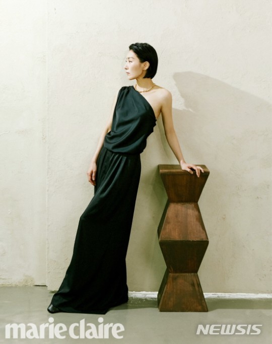 [서울=뉴시스] 김서형 화보. 사진 = 마리끌레르. 2021.4.29. photo@newsis.com