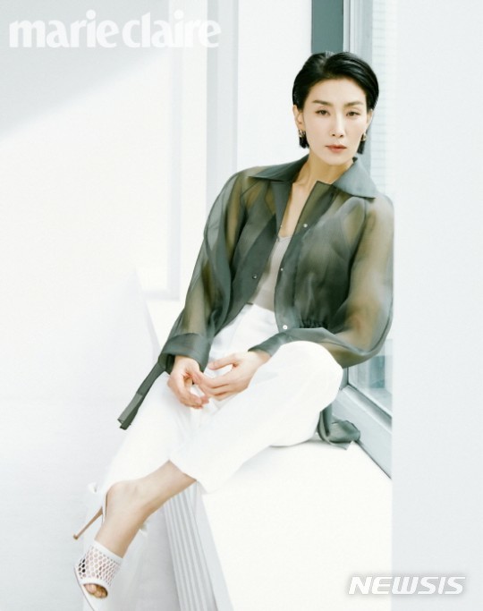 [서울=뉴시스] 김서형 화보. 사진 = 마리끌레르. 2021.4.29. photo@newsis.com