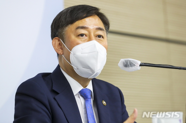 [세종=뉴시스]양성일 보건복지부 제1차관이 29일 오전 정부세종청사에서 열린 기자 간담회에서 질문에 답하는 모습. (사진=보건복지부 제공) 2021.04.29. photo@newsis.com
