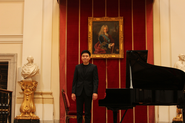 [서울=뉴시스]피아니스트 한지호가 스페인 마드리드 최고 예술교육기관으로 꼽히는 산 페르난도 왕립미술원 콘서트 홀에서 28일(현지시각) 성황리에 공연을 마쳤다. (사진 = 주스페인 한국문화원) 2021.4.29. photo@newsis.com