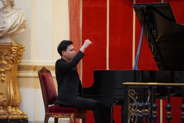 [서울=뉴시스]피아니스트 한지호가 스페인 마드리드 최고 예술교육기관으로 꼽히는 산 페르난도 왕립미술원 콘서트 홀에서 28일(현지시각) 성황리에 공연을 마쳤다. (사진 = 주스페인 한국문화원) 2021.4.29. photo@newsis.com