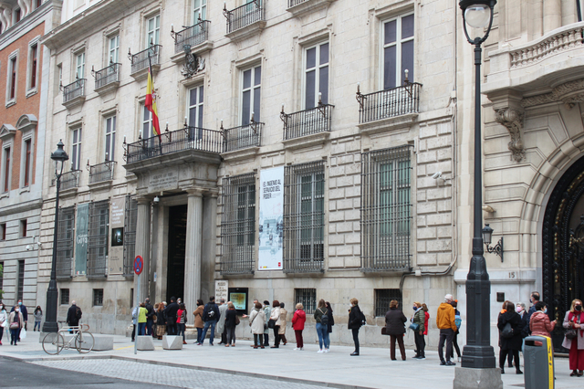 [서울=뉴시스]피아니스트 한지호가 스페인 마드리드 최고 예술교육기관으로 꼽히는 산 페르난도 왕립미술원 콘서트 홀에서 28일(현지시각) 성황리에 공연을 마쳤다. 왕립미술원이 있는 알칼라 대로에서 관객들이 줄을 서서 기다리고 있다. (사진 = 주스페인 한국문화원) 2021.4.29. photo@newsis.com