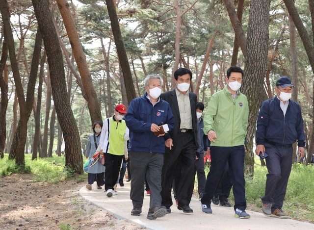 [포항=뉴시스] 강진구 기자 = 경북 포항시는 29일 오후 기계면 현내리 기계서숲에서 그린웨이 프로젝트 사업의 일환으로 둘레길을 준공하고 걷기행사를 개최했다.(사진=포항시 제공) 2021.04.29.photo@newsis.com *재판매 및 DB 금지