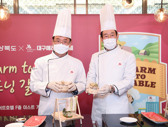 [안동=뉴시스]&nbsp; 29일 대구 메리어트 호텔에서 이철우 경북지사(왼쪽)와 노상덕 대구 메리어트 호텔 총지배인이 서로 요리한 것을 내보이고 있다. (사진=경북도 제공) 2021.04.29 *재판매 및 DB 금지