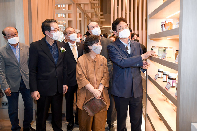 [안동=뉴시스] 29일 대구 메리어트 호텔에 마련된 경북 명품 농특산물 팝업 스토어를 이철우 경북지사 등이 살펴보고 있다. (사진=경북도 제공) 2021.04.29 *재판매 및 DB 금지