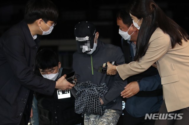 [인천=뉴시스] 김동영 기자 = 살인 및 사체유기 혐의로 체포된 남동생 A씨가 29일 오후 9시25분께 인천 강화경찰서로 압송됐다. 그는 최근 친누나 A씨를 살해하고 인천 강화군 석모도 한 농수로에 유기한 혐의를 받고 있다. 2021.04.29. dy0121@newsis.com