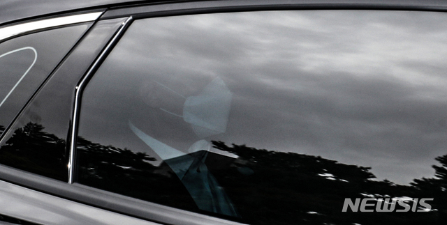 [서울=뉴시스]조수정 기자 = 이성윤 서울중앙지방검찰청장이 29일 오전 서울 서초구 중앙지검으로 차량을 타고 출근하고 있다. 2021.04.29. chocrystal@newsis.com