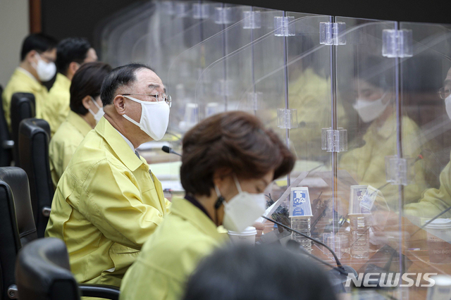 [서울=뉴시스]이영환 기자 = 홍남기 경제부총리 겸 기획재정부 장관이 29일 서울 여의도 한국수출입은행에서 열린 '비상경제 중앙대책본부회의'에 참석해 모두발언 하고 있다. (공동취재사진) 2021.04.29. photo@newsis.com