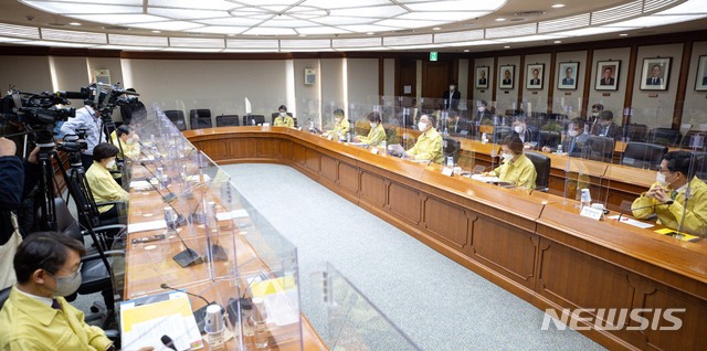 [서울=뉴시스]이영환 기자 = 홍남기 경제부총리 겸 기획재정부 장관이 29일 서울 여의도 한국수출입은행에서 열린 '비상경제 중앙대책본부회의'에 참석해 모두발언 하고 있다. (공동취재사진) 2021.04.29. photo@newsis.com