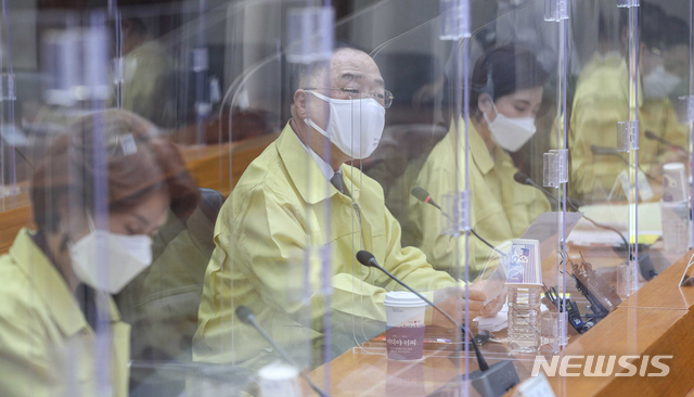 [서울=뉴시스]이영환 기자 = 홍남기 경제부총리 겸 기획재정부 장관이 29일 서울 여의도 한국수출입은행에서 열린 '비상경제 중앙대책본부회의'에 참석해 모두발언 하고 있다. (공동취재사진) 2021.04.29. photo@newsis.com