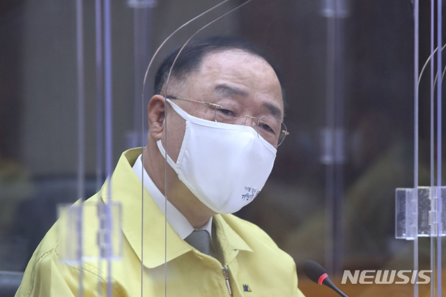 [서울=뉴시스]이영환 기자 = 홍남기 경제 부총리 겸 기획재정부 장관이 29일 오전 서울 영등포구 여의도동 수출입은행에서 열린 제34차 비상경제 중앙대책본부 회의 겸 2021년 2차 혁신성장전략회의에 참석해 발언을 하고 있다. (공동취재사진) 2021.04.29. photo@newsis.com