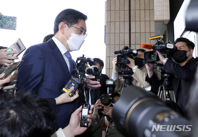 [과천=뉴시스]최진석 기자 = 박상기 검찰총장 후보 추천위원회 위원장이 29일 오전 경기 과천시 정부과천청사 법무부에서 열린 검찰총장 후보 추천위원회에 참석하며 취재진 질문을 듣고 있다. 2021.04.29. myjs@newsis.com